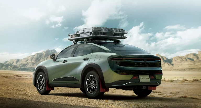 Con este Crown Crossover Landscape Toyota se tira al barro