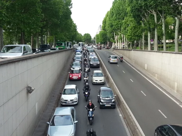 Mikel (45), profesor de autoescuela: «El ‘efecto vaca’ causa atascos y es muy peligrosos»