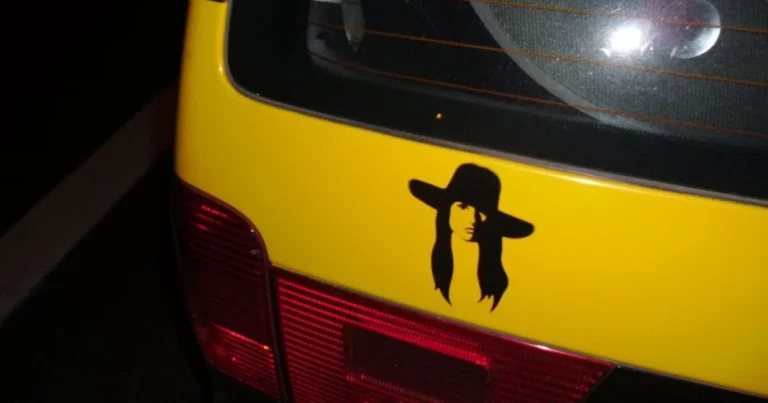 ¿Quién era la misteriosa chica en forma de pegatina que lucían millones de coches en España?