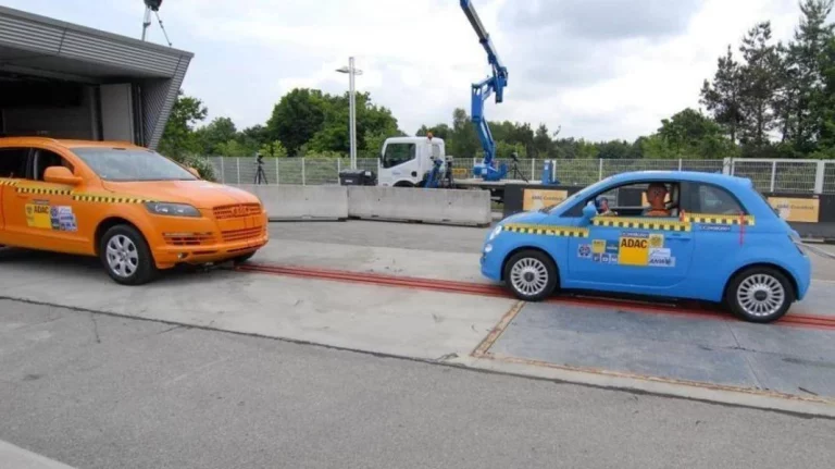 El día que el ADAC tuvo la brillante idea de chocar un Audi Q7 con un Fiat 500 por tu seguridad
