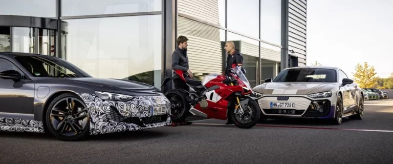 Audi e-tron GT frente a Ducati Panigale V4R… los expertos opinan