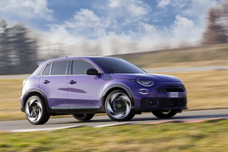 Imágenes exclusivas del Abarth 600e con 240 CV: tic, tac, tic, tac…