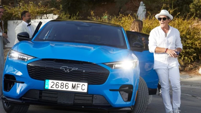 Antonio Banderas se suma a la moda de los famosos de Hollywood y ya elige estos coches para su día a día