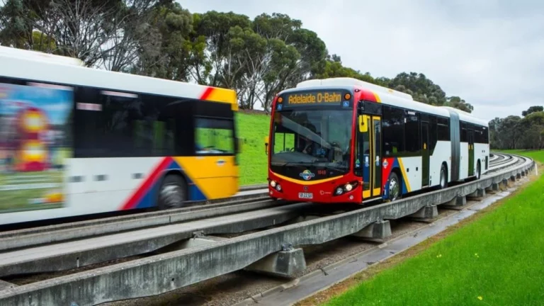 Alucina con los autobuses que tienen en Australia y que tienen complejo de trenes