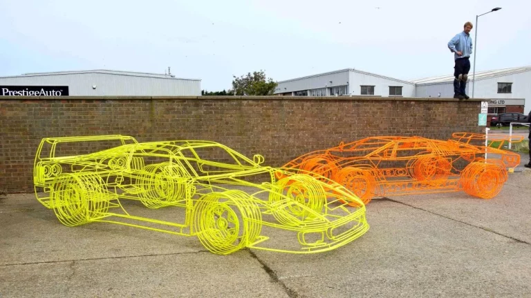 Benedict Radcliffe: El artista que construye las mejores esculturas de coches con alambre