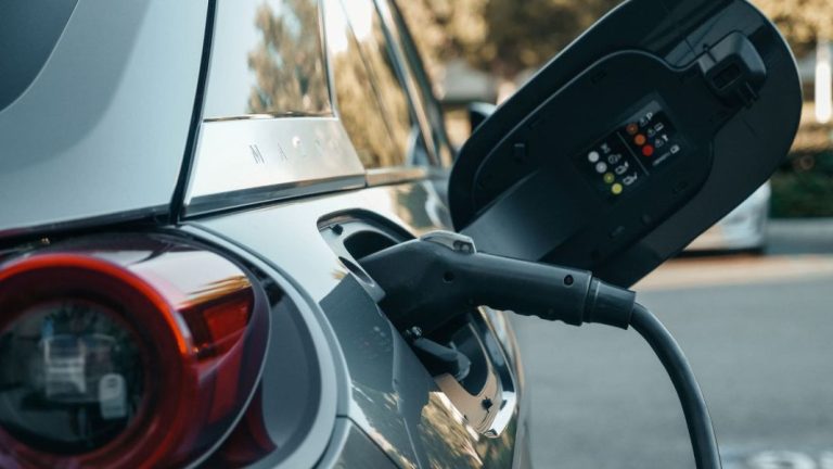 Coche eléctrico: 4 tips que desmontan sus mitos