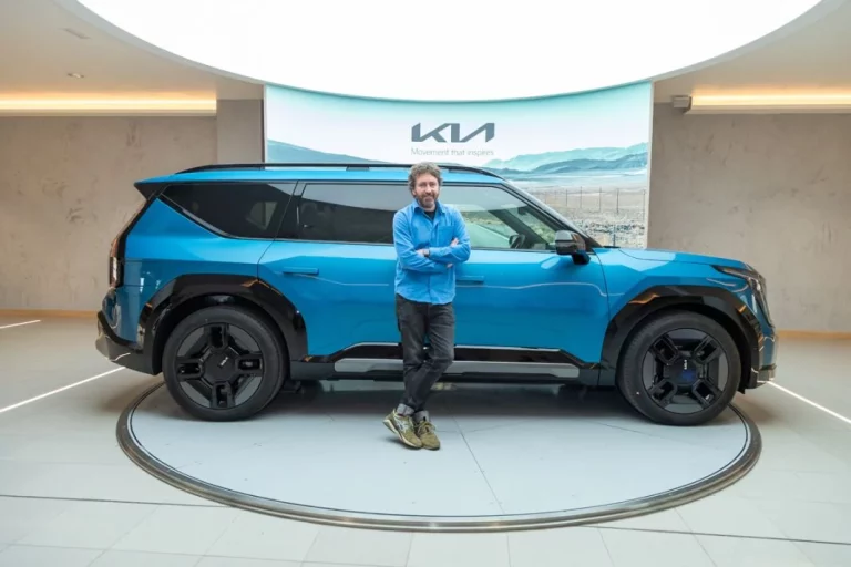 Daniel Sánchez Arévalo presume del Kia EV9: «un cochazo para llevar a toda la familia»