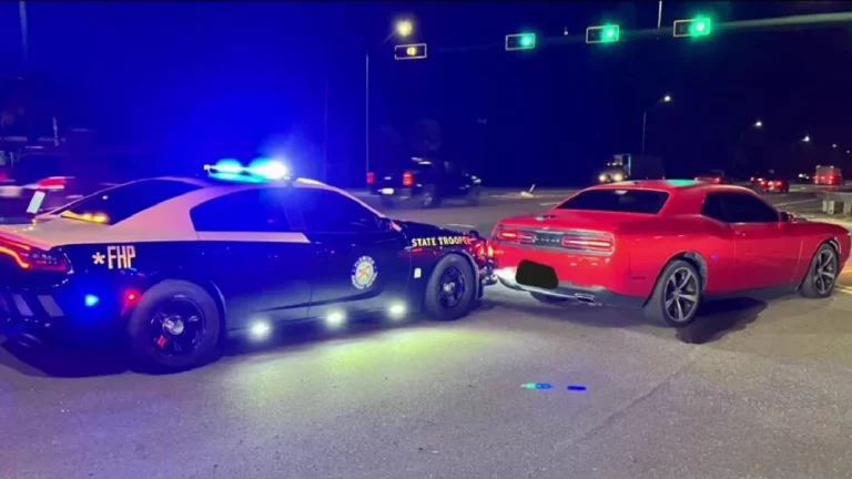 ¿Qué podría salir mal?: Esto sucede cuando un chaval de 13 años se pone al volante del Dodge Challenger