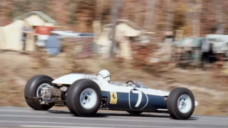 El motivo por el que en 1964 los Ferrari de carreras no se pintaron de color rojo