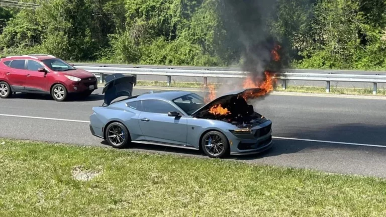 El salvaje Ford Mustang Dark Horse está que escupe fuego