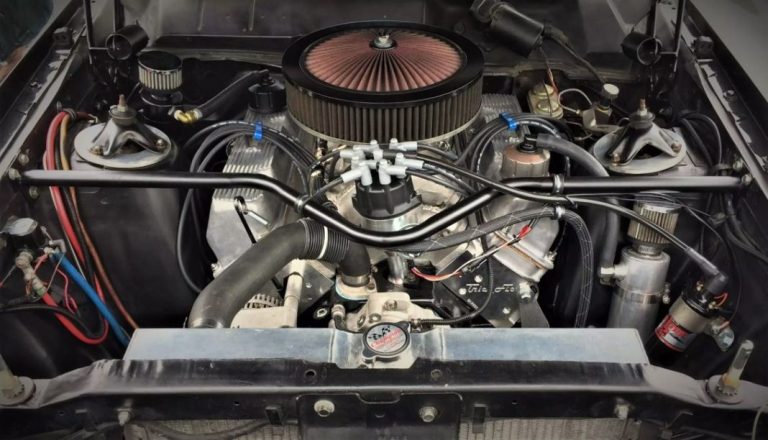 Así se desmonta tornillo a tornillo un legendario 5.8 V8 de Ford con casi 20 años