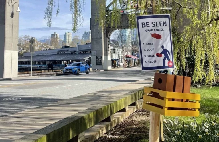 Vancouver: La ciudad en la que los peatones cruzan la calle ladrillo en mano. Literal