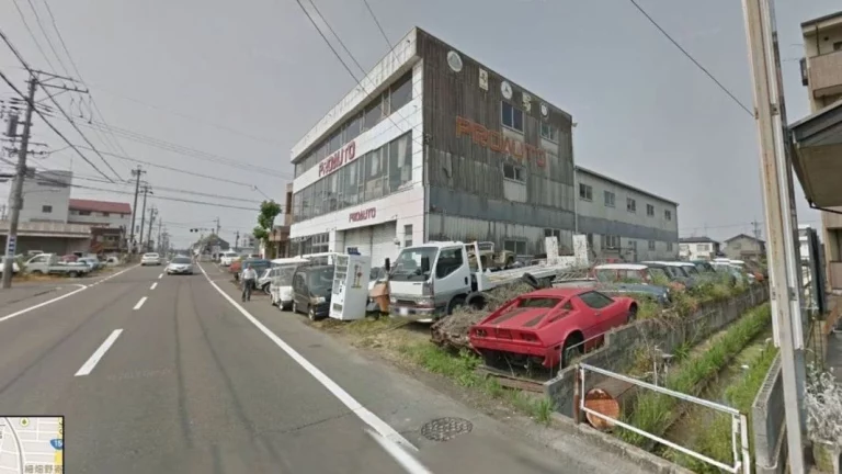 El concesionario abandonado más impresionante que se ha localizado en Japón con Google Maps