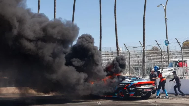 James Deane pone al rojo vivo su Ford Mustang RTR de drift: Literal