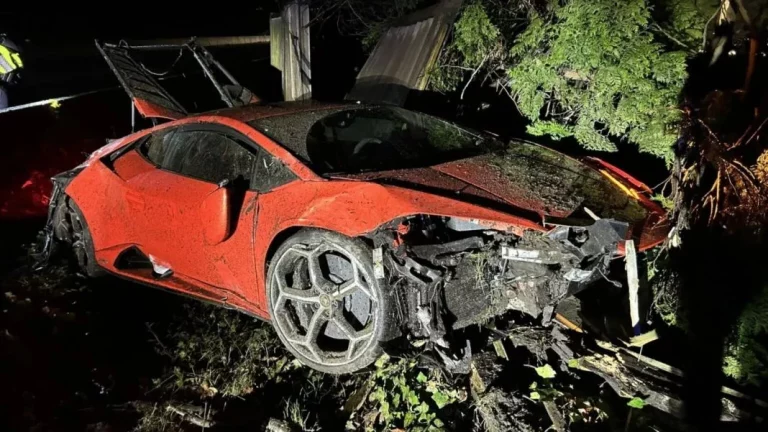 No tiene edad ni para llegar a los pedales y estrella este flamante Lamborghini Huracán