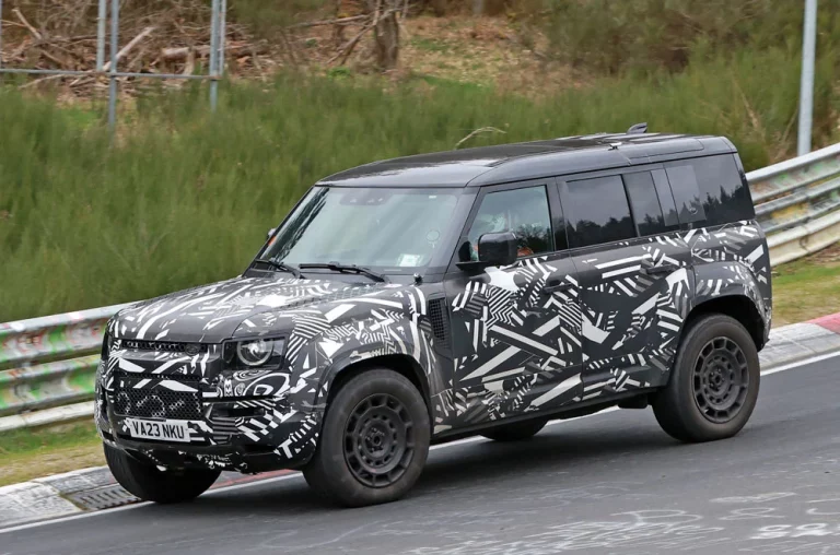 El Land Rover Defender OCTA ‘incendia’ Nürburgring