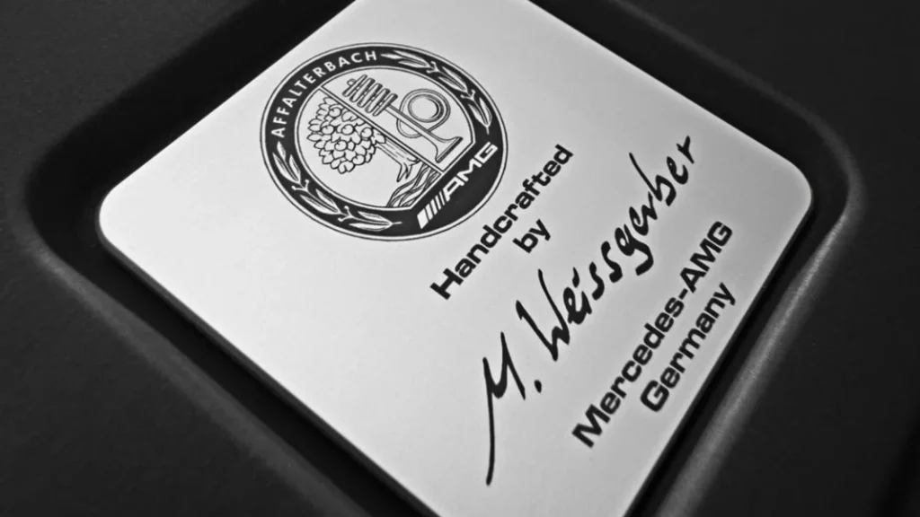 Y por este motivo cada motor Mercedes-AMG tiene una placa con una firma única.