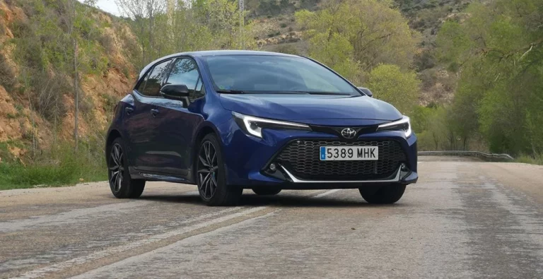 Prueba del Toyota Corolla 140H GR Sport. Deportivo parece…