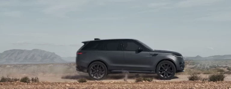 Range Rover Sport Stealth Pack: Si quieres que tu SUV parezca un avión espía, Land Rover te lo pone “a tiro”