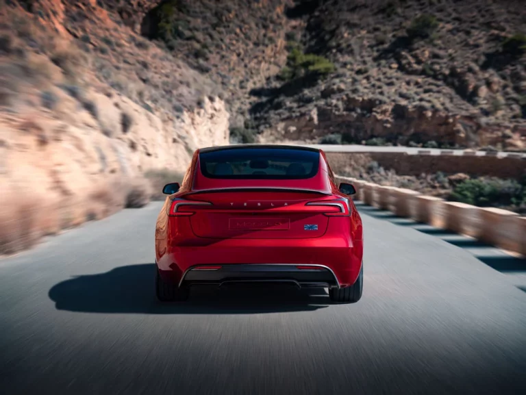 La tecla que debes tocar para que tu Tesla Model 3 sea tan rápido como un Performance