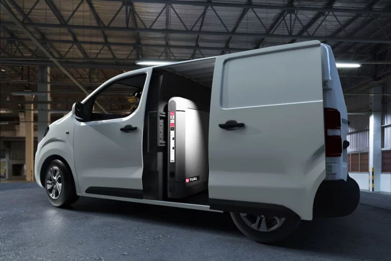 La batería portátil de TUAL que puede cargar un coche eléctrico