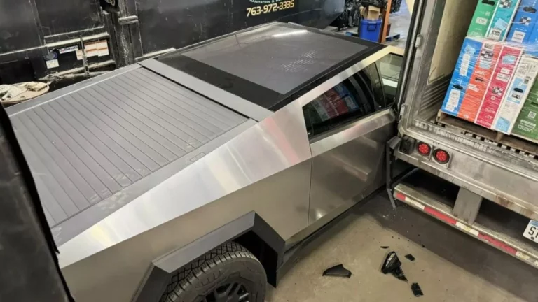 Por cosas así no debes aparcar tu coche cerca de un muelle de carga. Aunque sea un ‘irrompible’ Tesla Cybertruck