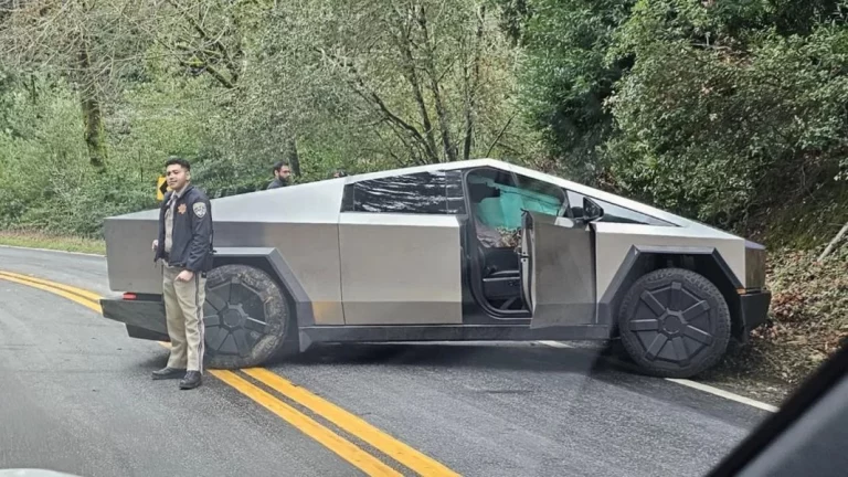 El primer accidente del Tesla Cybertruck termina de la peor manera