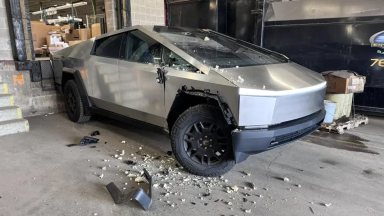 ¿Venganza de los usuarios? Camión destruye Tesla Cybertruck que se encontraba estacionado