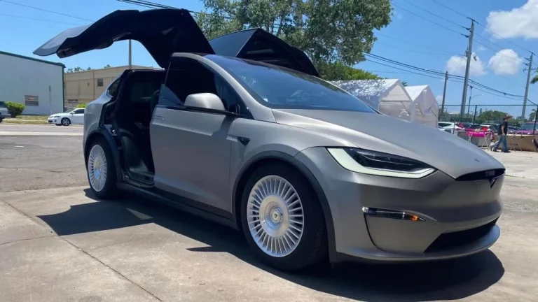 Si el DeLorean de Regreso al Futuro se tuviera que reencarnar, lo haría en este Tesla Model X