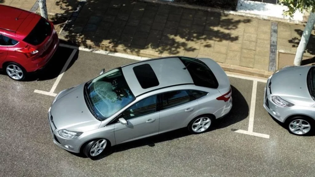 Alejandro (48), mecánico: ‘Si has notado alguno de estos tres problemas en tu coche, la dirección está pidiendo la cuenta’ 159 Motor16 Tip estacionar facil maniobras 1 Motor16