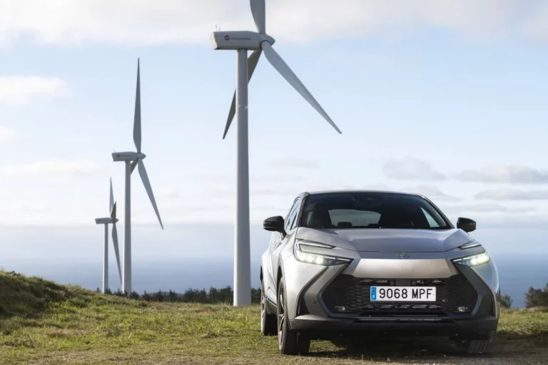 Toyota, la marca más vendida, rebaja sus híbridos enchufables RAV 4 y C-HR Plug-in