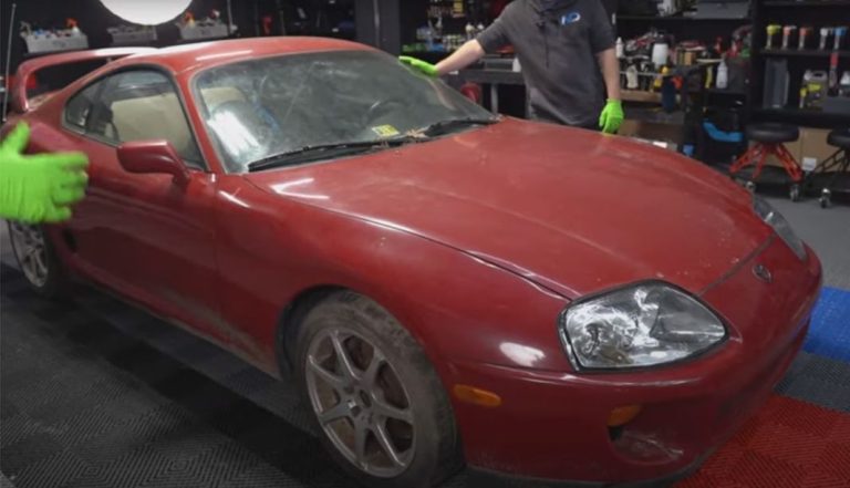 Mira como limpian a fondo un Toyota Supra abandonado desde 2011