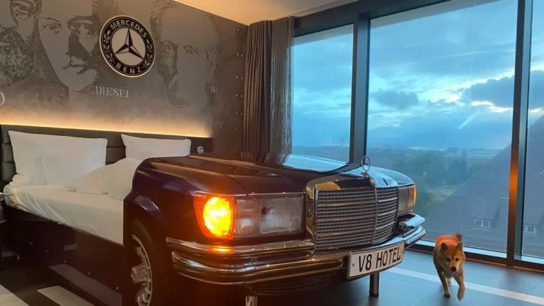 Si te gustan los coches, este es el hotel en el que debes de dormir una noche