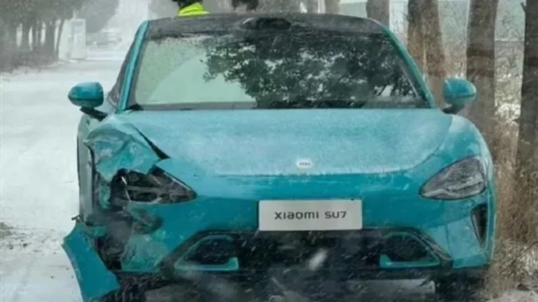 Este Xiaomi SU7 recién salido del horno ya sabe lo que es probar el muro