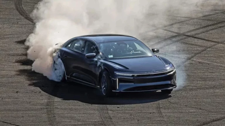 Esta berlina eléctrica es capaz de destrozar a cualquier dragster acelerando. Y por eso tiene récord