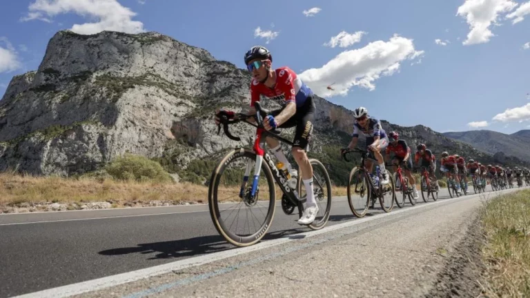 «Soy ciclista y esta gente también me molesta»: La frase del día ante este pelotón en bici
