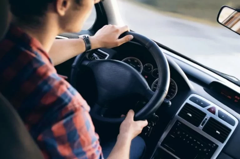 ¿Qué es la correa de accesorios de un coche?