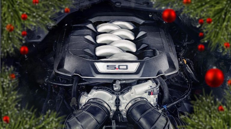 Mustang de cuatro puertas con un V8 Híbrido: así prepara Ford el primer V8 electrificado de su historia