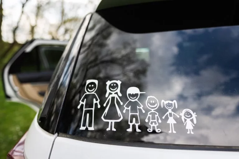 Esta pegatina está prohibida llevarla en tu coche. Si te pillan te van a multar con 200 euros