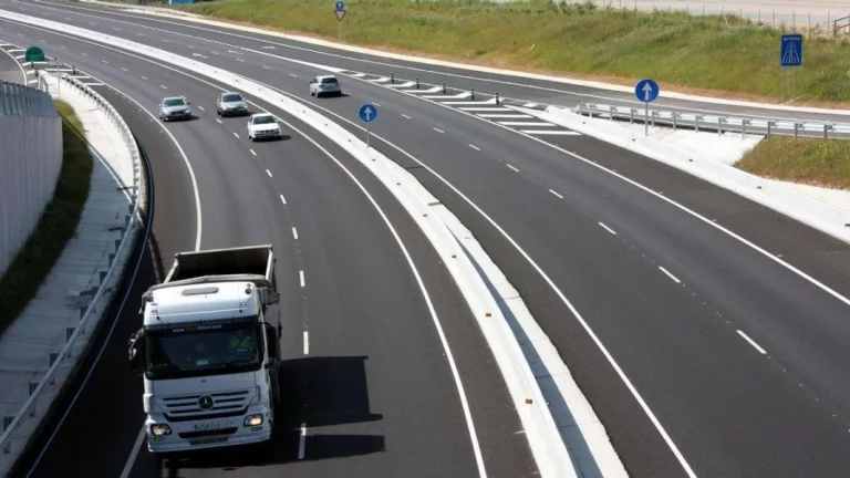 El nuevo motivo por el que la DGT te puede multar con 200 euros si vas por el carril izquierdo