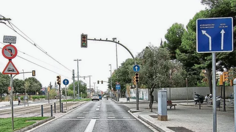 Las desconcertantes señales para peatones que nadie entiende y que tienen en pie de guerra a un barrio de Barcelona
