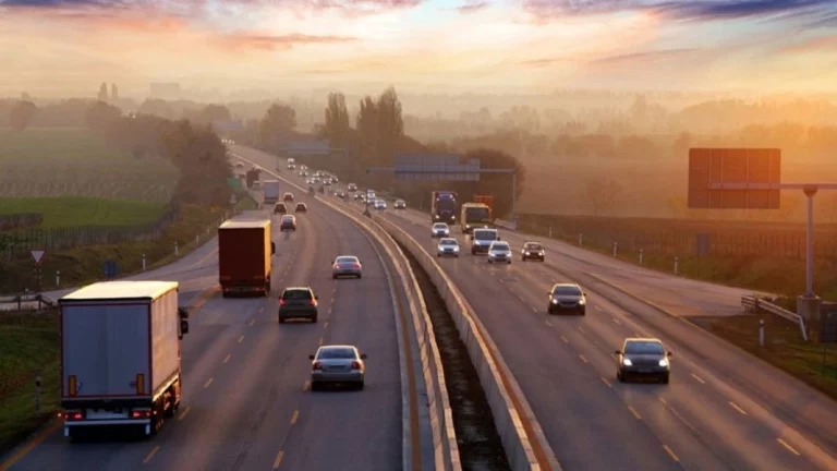 Carreteras abiertas a peatones y ciclistas, pero cerradas a coches y motos: La moda que la DGT podría traer de Europa