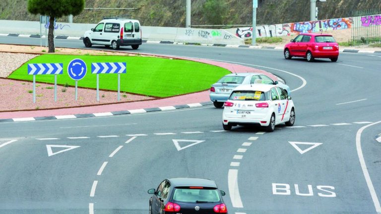 Así se hace una rotonda: Y si no la DGT te multará con 500 euros y 6 puntos