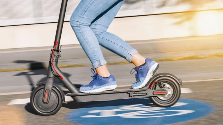 Si tienes menos de 15 años, aquí no puedes conducir un patinete eléctrico. Y esta medida se va a extender a tu ciudad