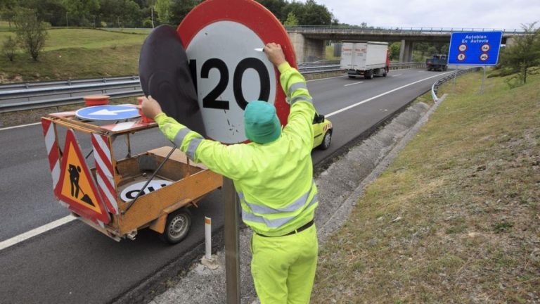 La DGT lo ha confirmado: Si llevas esta placa en tu coche vas a poder circular a 150 km/h