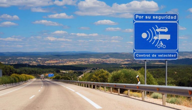 3 aplicaciones infalibles para detectar todos los radares de la DGT: Fijos, móviles, de tramo…