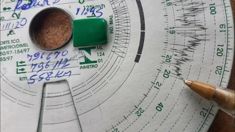 Tacógrafo inteligente: Qué es y qué multas puede llegar a poner la DGT a quien no lo use