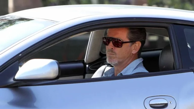 100 mil euros, asientos de cuero y cámaras en todos lados: así es el coche de Pierce Brosnan