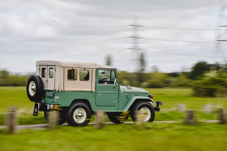 Este Toyota Land Cruiser FJ40 tiene mucho de Tesla en su interior