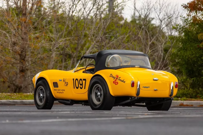Este Shelby Cobra es un dragster de fábrica que nació en 1964